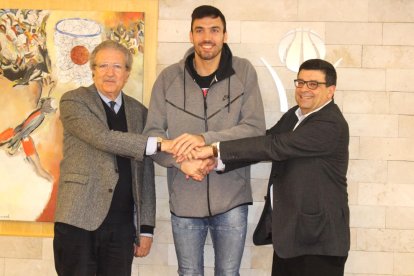 Pierre Oriola, junto a Joan Fa y Ferran Aril tras la firma del acuerdo.