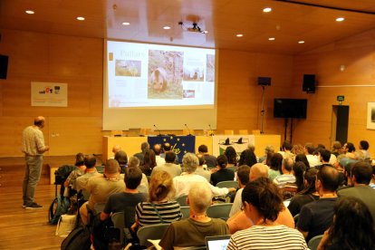 La sala on s'han fet les Jornades tècnic-científiques sobre el retorn dels grans carnívors a zones de muntanya amb més de 200 assistents.