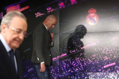 Zidane, ayer antes de la rueda de prensa, con Florentino delante.