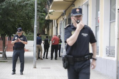 Agentes en las inmediaciones del piso de la fallecida en Xàtiva.