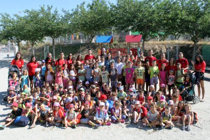 Algunos de los niños y niñas y monitores que participan en los ‘casals’ de verano de Tàrrega junto con autoridades, ayer. 