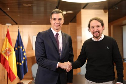 Sánchez e Iglesias estrechan sus manos antes de empezar la reunión que mantuvieron ayer.