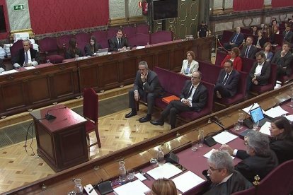 Algunos de los líderes independentistas juzgados, ayer, durante la exposición de los informes finales en el Tribunal Supremo.