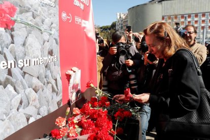 La expresidenta de la Asociación 11M Pilar Manjón, durante la ofrenda floral en el homenaje en Madrid.