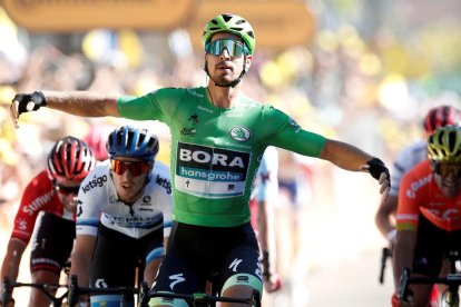 El eslovaco Peter Sagan extiende sus brazos al llegar como vencedor a la línea de meta.