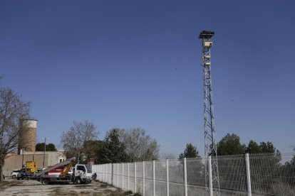 La Paeria instala una torre con nidos artificiales en Gardeny