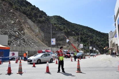 Els treballs per instal·lar el mur provisional avançaven ahir a bon ritme.