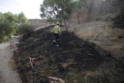 El foc es va iniciar abans de les deu del matí a la part de la Suda, al costat del carrer Camp de Mart.