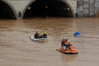 Les autoritats van rescatar quatre conductors que es van quedar atrapats en un túnel negat de l’AP-7 a Alacant.