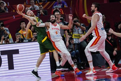 Ricky Rubio i Marc Gasol intenten prendre la pilota a l’australià Nic Kay.