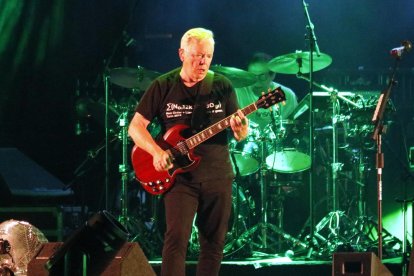 El cantante de la banda, Bernard Summer, durante el concierto.