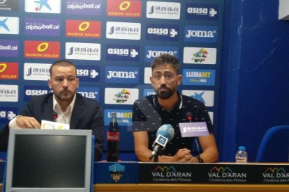 Manuel Jesús Casas 'Molo', junto al director deportivo del Lleida, Jordi Esteve, este miércoles durante el acto de presentación como nuevo entrenador del primer equipo.