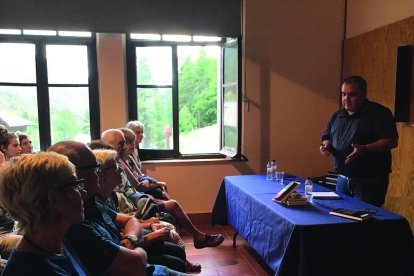 Més de 60 persones van acudir a la presentació de la novel·la.