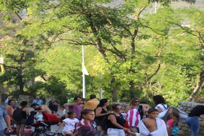 Una fiesta de la espuma hizo las delicias de los niños en Àger. 