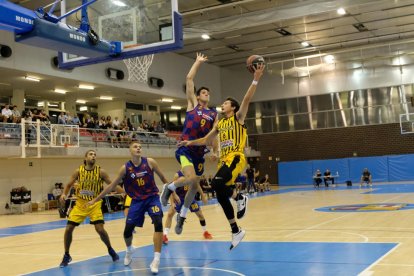 Adrià Duch intenta anotar durante el partido frente al Barça B.