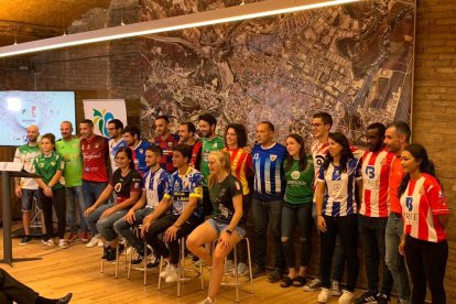 Jugadores, jugadoras y técnicos de las OK Liga masculina y femenina ayer durante el acto.