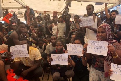 Protesta de los migrantes a bordo del barco de la ONG catalana Open Arms.