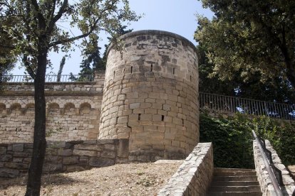 Un dels tres torricons de Sant Eloi, amb profundes esquerdes a la vista.