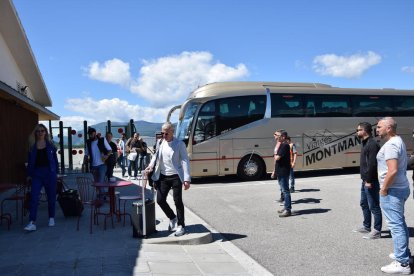 Tècnics de la selecció francesa volen des de l’Alt Urgell - L’equip tècnic de la selecció francesa de futbol va sortir ahir des de l’aeroport de la Seu després de disputar dimecres un partit de la fase de classificació per a l’Eurocop ...