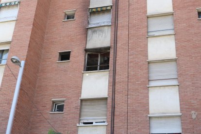 Imagen de la vivienda okupada ayer, que todavía presenta los desperfectos de un incendio.