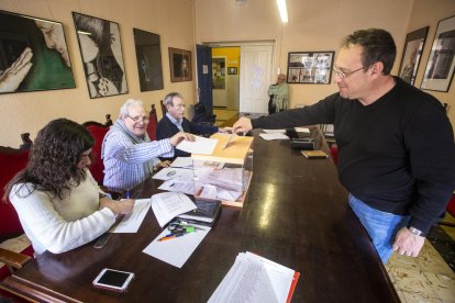 Un profesor deposita su voto en una mesa electoral ayer en el instituto Màrius Torres. 