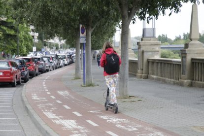 Una usuaria de un patinete eléctrico en la avenida del Segre.