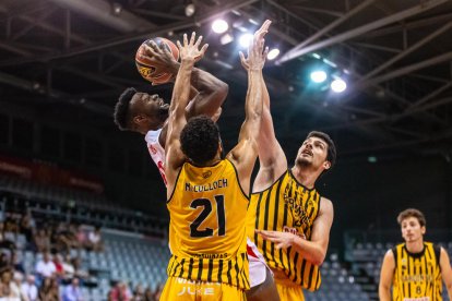 Carlos Gasque y David McCulloch intentan evitar el lanzamiento de Antonio Hester.