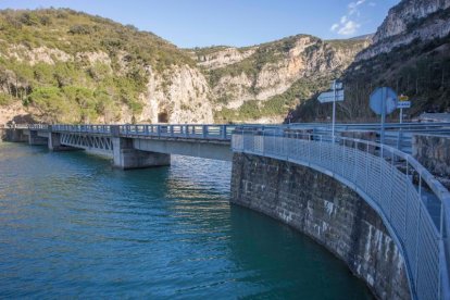 La pasarela actual que termina en el puente donde se construirá la nueva, también adosada. 