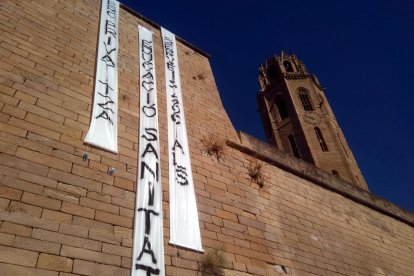 Pengen tres pancartes a la Seu Vella de Lleida contra la 'Llei Aragonès'