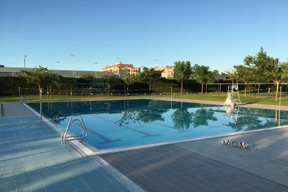 Imagen tomada ayer en la piscina en la que casi se ahoga un niño de 8 años en Alcarràs. 