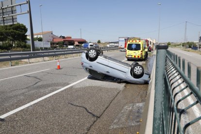 El turismo implicado en el accidente acabó volcando. 