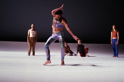 Algunos de los bailarines de ‘Flamingos’, durante uno de los ensayos.