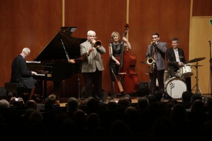 Barrett al capdavant d’un quintet, a la sala d’actes del Rectorat.