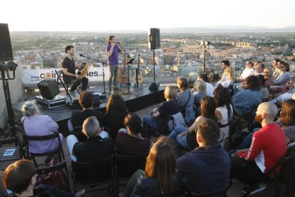 ‘Terrats en cultura’ arrancó ayer con Cesk Freixas en la azotea del Castell del Rei, en la Seu Vella.