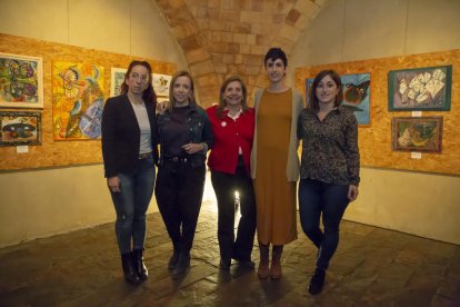 Isona Passola (centro), ayer en el Cafè del Teatre de Lleida.