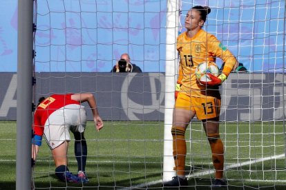 Sandra Paños recull la pilota de l’interior de la porteria després del gol alemany.