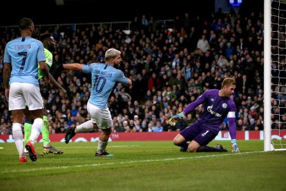 Sergio Agüero marca el segundo tanto ante el Schalke.