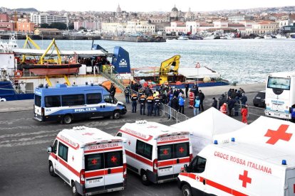 Un grup d’immigrants arribats a un port sicilià.