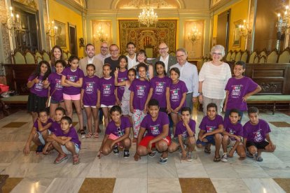 La veintena menores fueron recibidos ayer en el Saló de Sessions de la Paeria por el alcalde Pueyo. 