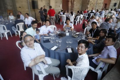 Un momento de la cena celebrada ayer en el claustro de la Seu Vella de Lleida. 