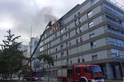 Un incendi en un àtic de Terrassa deixa un ferit crític