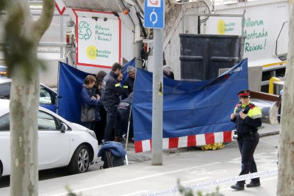 Los Mossos d’Esquadra inspeccionaron el contenedor donde se encontró el bebé.