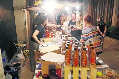 Un grupo comprando en una de las paradas de la feria nocturna de Camarasa. 