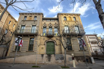 A Lleida - Alguns edificis de la Generalitat a Lleida encara lluïen ahir símbols per la llibertat dels líders independentistes empresonats com el de la delegació de Cultura, a la imatge, ubicada a la rambla d’Aragó. Així mateix, també hi h ...