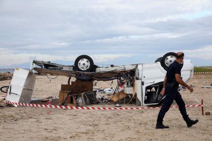 El viento volcó vehículos como el de la imagen captada ayer tras el frente tormentoso.