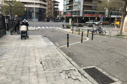 Baldosas rotas en la calle de l’Ensenyança.