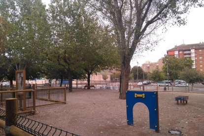 Nuevo parque con juegos para perros junto a los Jardins Primer de Maig