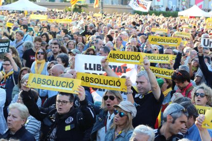 Imatge dels participants en la protesta celebrada a Barcelona amb pancartes que exigeixen l'absolució dels polítics presos.