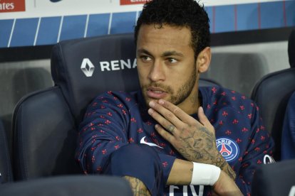 Neymar, en el banquillo de su todavía club, el PSG.