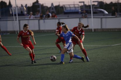 Valentina, a la izquierda, marcó el tanto del Levante de un fuerte disparo.